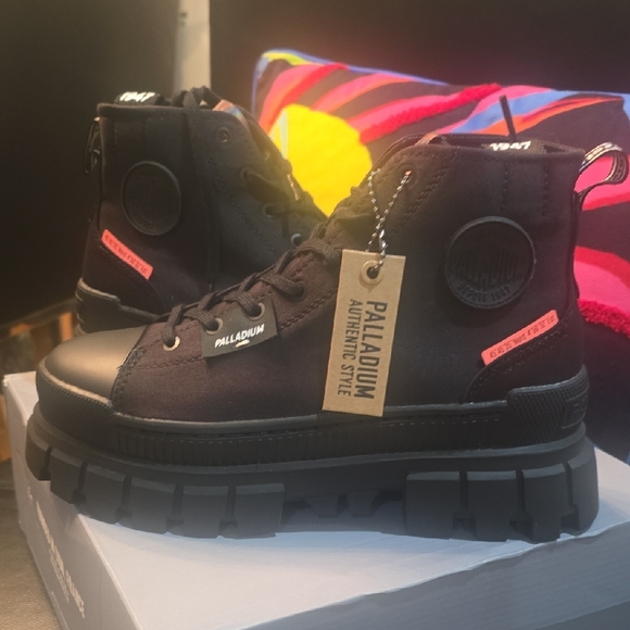 Palladium Women's Black and Red Boots Size 8 NWB - Picture 3 of 7